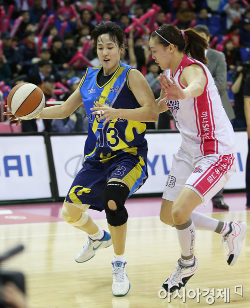 [포토] 김단비-김정은 '13번 맞대결'