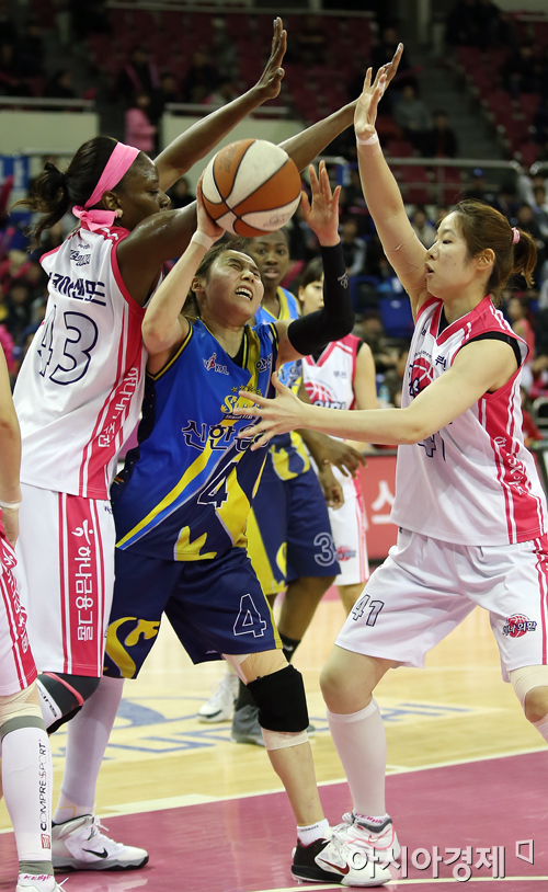 [포토] 최윤아 '수비 뚫기 쉽지 않네'