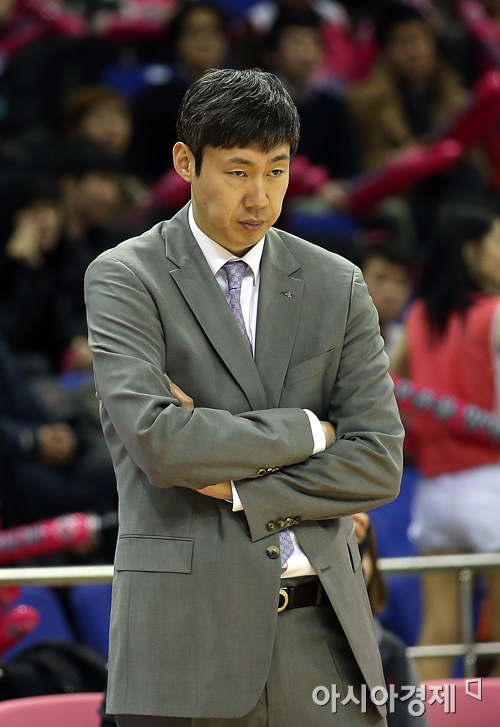 [포토] 경기 지켜보는 하나외환 조동기 감독