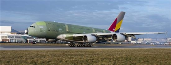 아시아나항공이 오는 5월 도입할 예정인 A380. 꼬리날개를 제외하고는 아직 도장작업이 끝나지 않은 상태다.(에어버스 제공.)