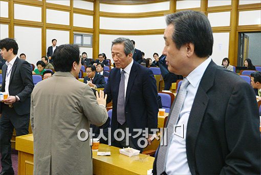[포토]남경필, 정몽준 의원 지켜보는 김무성