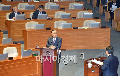 [포토]'474비전' 답변 하는 정홍원 총리