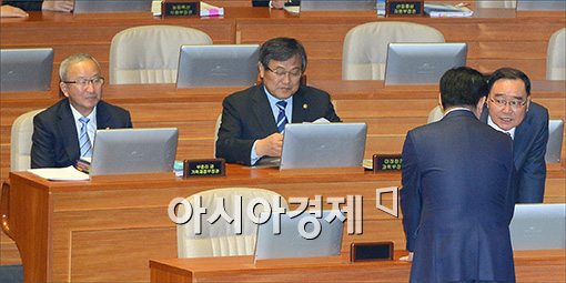 [포토]악수하는 정홍원·최경환