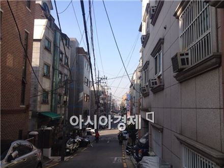 저금리 현상이 고착화되며 전세 대신 월세를 선호하는 집주인들이 늘어나고 있다. 세입자로서 살아가야 하는 서민들로서는 저금리의 피해자가 되지 않도록 전략을 마련해야 할 입장이다. 사진은 관악구 일대 원룸촌.
