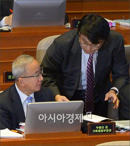 [포토]'본회의장에서 무슨 이야기?'