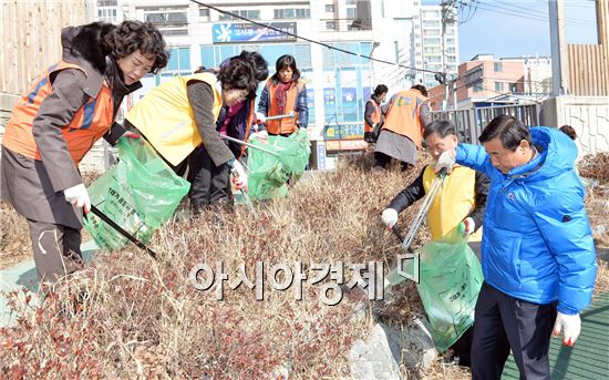 [포토]광주 남구, 효덕동 해빙기 일제 대청소 