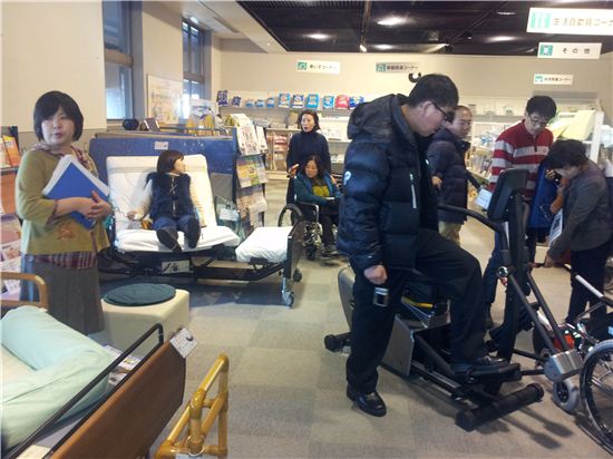 지난 1월 24일 마포구 장애공무원을 비롯해 돌봄공무원 등 총 16명으로 구성된 마포구 해외연수단이 일본 후쿠오카현 가스가시의 종합복지센터인 크로바프라자를 방문했다. 

