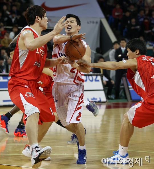 [포토] 파울 당하는 오리온스 이현민