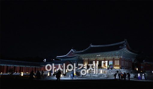 [포토]창경궁 야간개방 찾은 시민들
