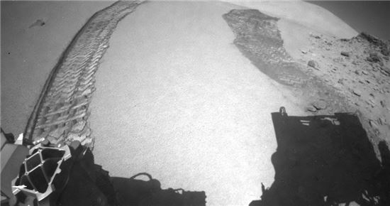 ▲화성의 모래언덕을 오르는 큐리오시티.[사진제공=NASA/JPL-Caltech]