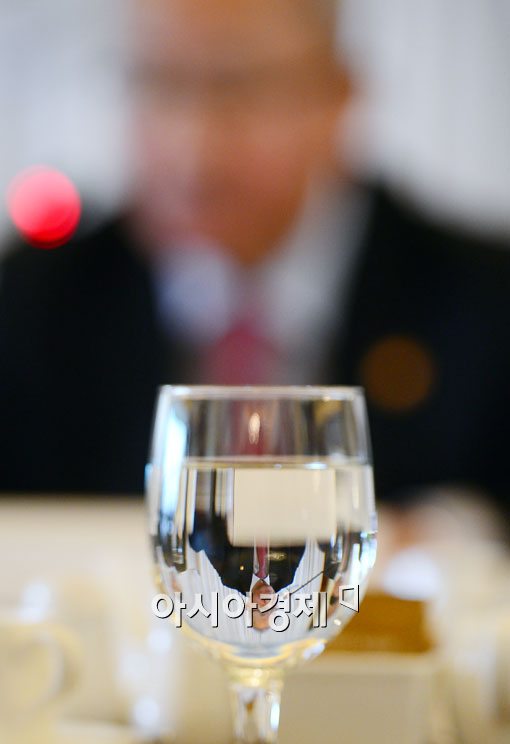 [포토]물잔에 비친 현오석 경제부총리 