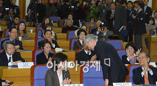 [포토]의원들에게 박수 받는 무라야마 전 일본총리