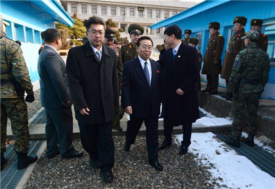 [포토]군사분계선 넘는 북측 대표단