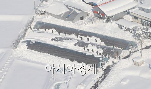 [포토]제설작업하는 군 장병들 