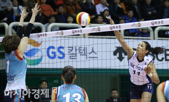 [포토] 스파이크 때리는 카리나