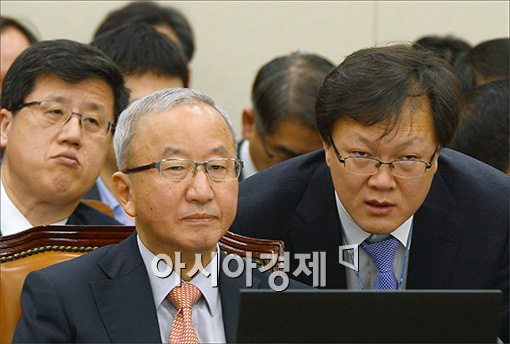 [포토]보고 받는 현오석 부총리