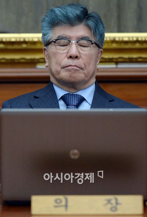 [포토]두 눈 감은 김중수 총재