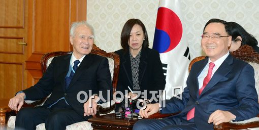 [포토]밝게 웃는 무라야마 전 총리- 정홍원 국무총리 