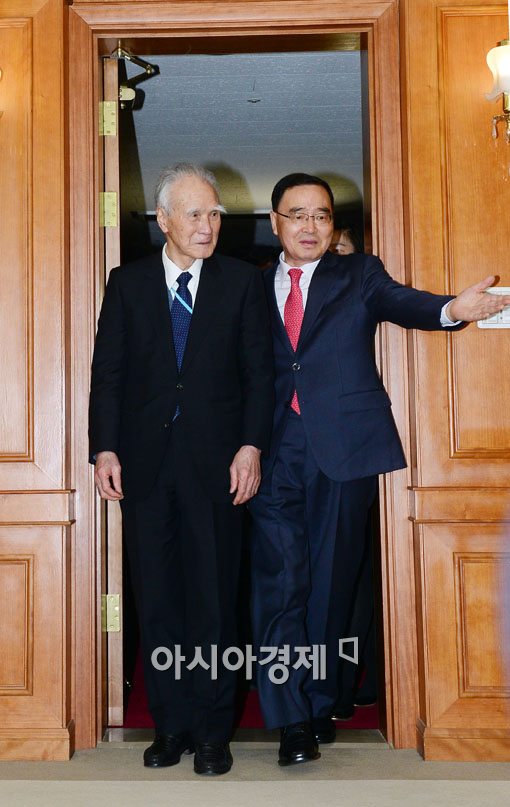 [포토]접견실로 향하는 무라야마 전 총리-정홍원 국무총리 