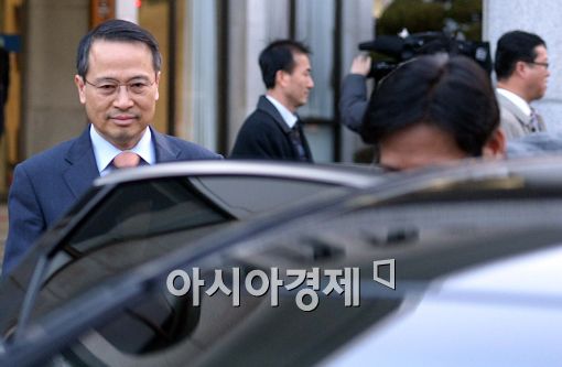 [포토]차량에 탑승하는 김규현 제1차장