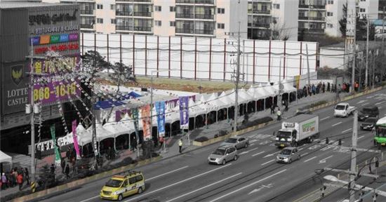 지난 7일 서울 금천구 독산동에 문을 연 '롯데캐슬 골드파크' 견본주택을 보기 위해 약 300m의 긴 줄이 늘어서 있다.
