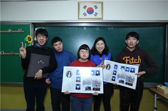 삼성SDI, 수원 서광학교에 10년간 졸업앨범 선물