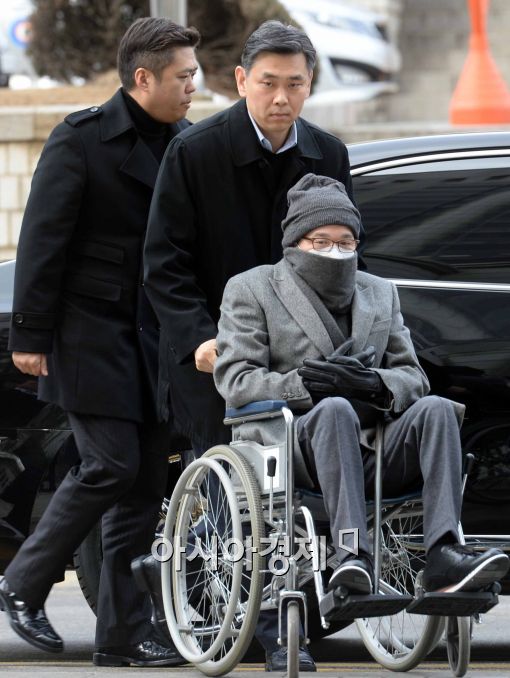 [포토]휠체어타고 법원에 나타난 이재현 CJ회장