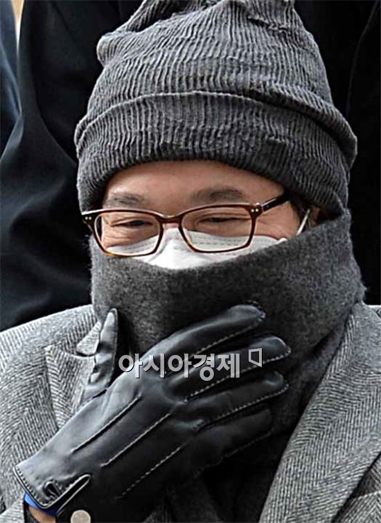 [포토]이재현 회장, 얼굴 가린채 법원 출석