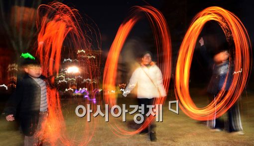 [포토]정월대보름, 쥐불놀이 즐기는 시민들