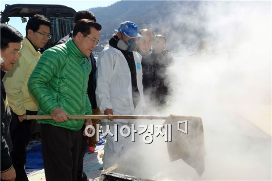 [포토]박준영 전남지사,여수 기름제거 작업 현장 방문 