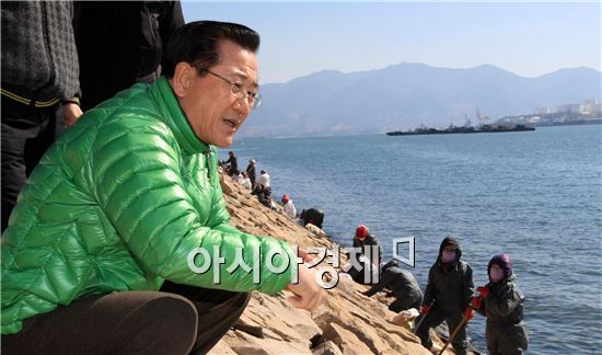 [포토]박준영 전남지사,여수 기름제거 작업 현장 방문 