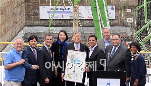 [포토]美, LA시로부터 기념패 받는 조양호 회장