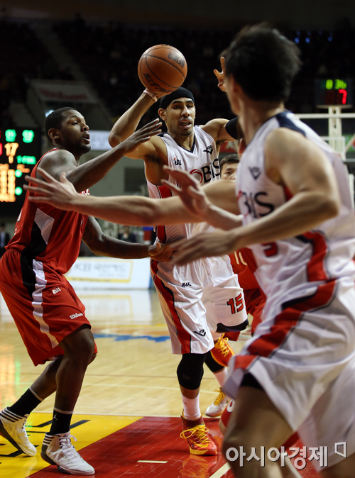 [포토] 문태영 '파고들며 패스~'