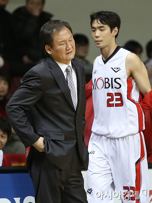 [포토] 유재학 감독 '양동근 파울이 너무 많은데'