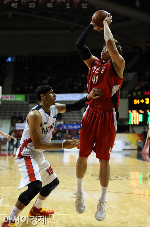 [포토] 슛 쏘는 오세근