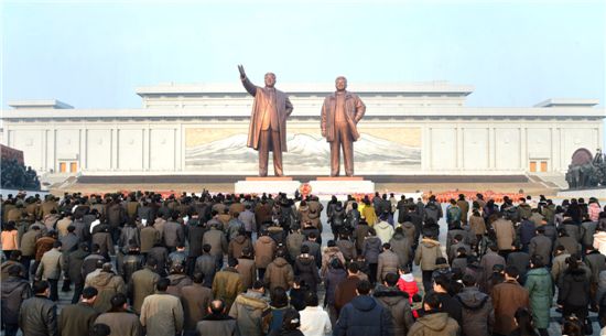 [포토]김정일 생일 맞아 만수대 찾은 북한 주민들