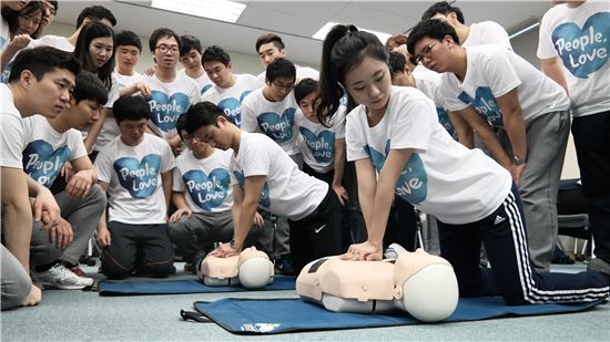 삼성생명의 대졸 신입사원 입문과정에 있는 교육생들이 심폐소생술 교육을 받고 있다. 