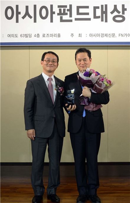 ▲이세정 아시아경제신문 대표와 서정두 한국투자신탁운용 AI 운용본부장(오른쪽)