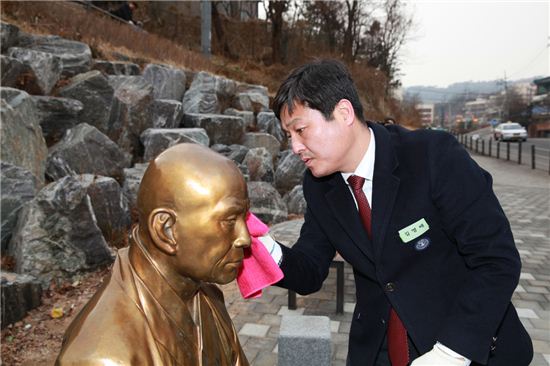 김영배 성부구청장이 만해 한용운 선생 동상을 수건으로 닦고 있다.