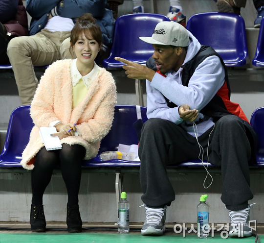 [포토] 윤재인 아나운서 '헤인즈, 여자농구장엔 무슨 일로?'