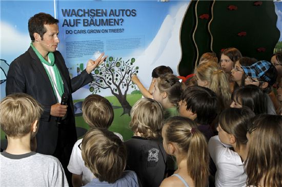 BMW벨트의 주니어 캠퍼스 프로그램에 참여한 어린이들이 설명을 듣고 있다.