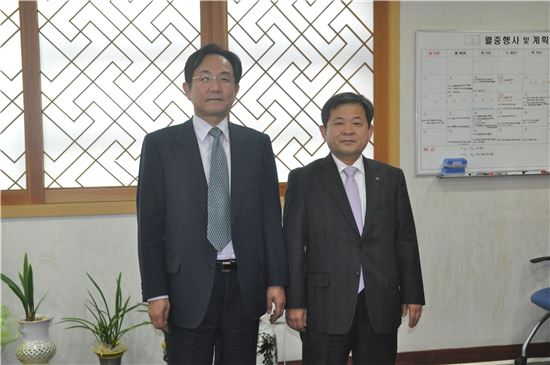 김필건 대한한의사협회 협회장(오른쪽)이 17일 손명세 건강보험심사평가원장과 면담을 가졌다