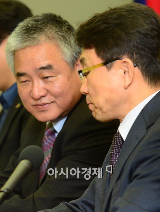 [포토]이야기 나누는 임수흠-권덕철 