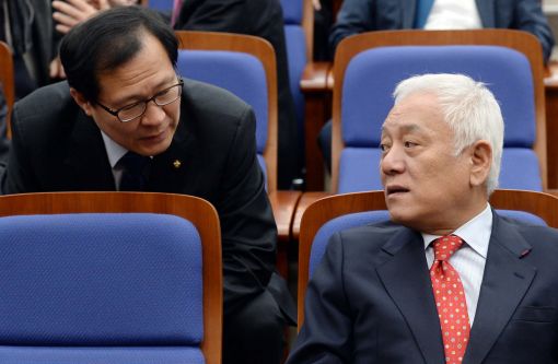 [포토]대화 나누는 김한길 민주당 대표