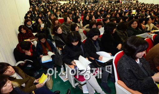 [포토]바닥에 앉은 어머니들