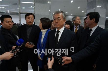 문재인 민주당 의원이 18일 부산외국어대 남산동캠퍼스 합동분향소를 방문한 뒤 기자들과 인터뷰를 하고 있다.