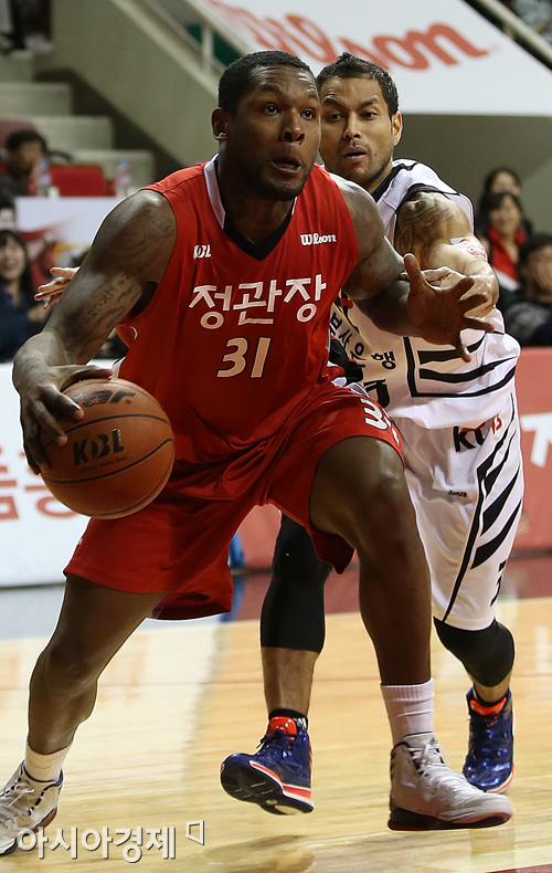 [포토] 맥키네스 '비켜!'