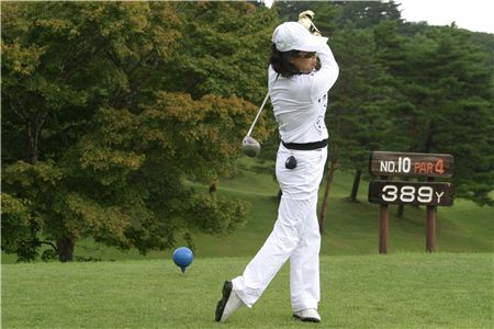  여성 골프광들이 급증하면서 '골프 홀아비'도 많아지고 있다. 