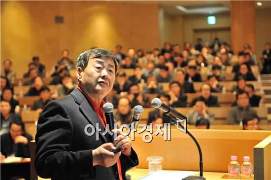 김준기 동부그룹 회장이 지난 1월 17일부터 이틀간 열린 임원워크샵에서 회사 내부 역량을 강화할 것을 주문하고 있다. (사진제공=동부그룹)