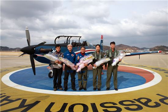 KAI는 페루 수출형 다목적 항공기 KT-1P의 초도비행을 성공적으로 마쳤다. 초도비행 후 조종사들이 기념사진을 촬영하고 있다. 